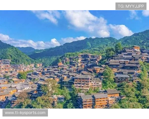 跟着村超去旅游：贵州推出十条精品旅游线路，贵州旅游十大景点路线